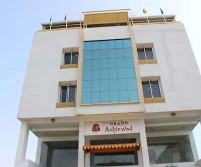 https://imgcld.yatra.com/ytimages/image/upload/t_hotel_yatra_city_desktop/v1441729661/Domestic Hotels/Hotels_Bhopal/Hotel Grand Ashirwad/IMG_2532.jpg